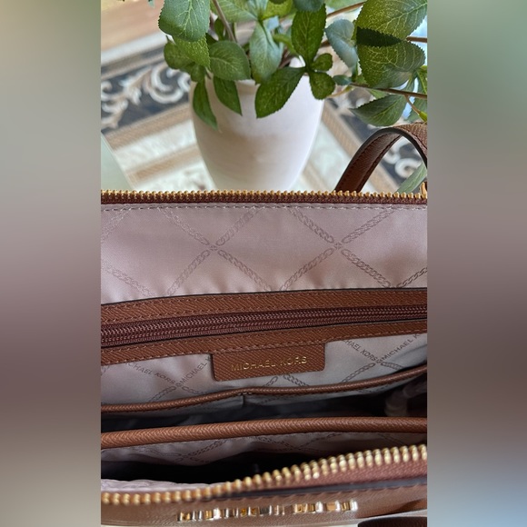 Michael Kors Brown Saffiano Leather Jet Set Top Zip -/Includes original Dust bag - Picture 5 of 15